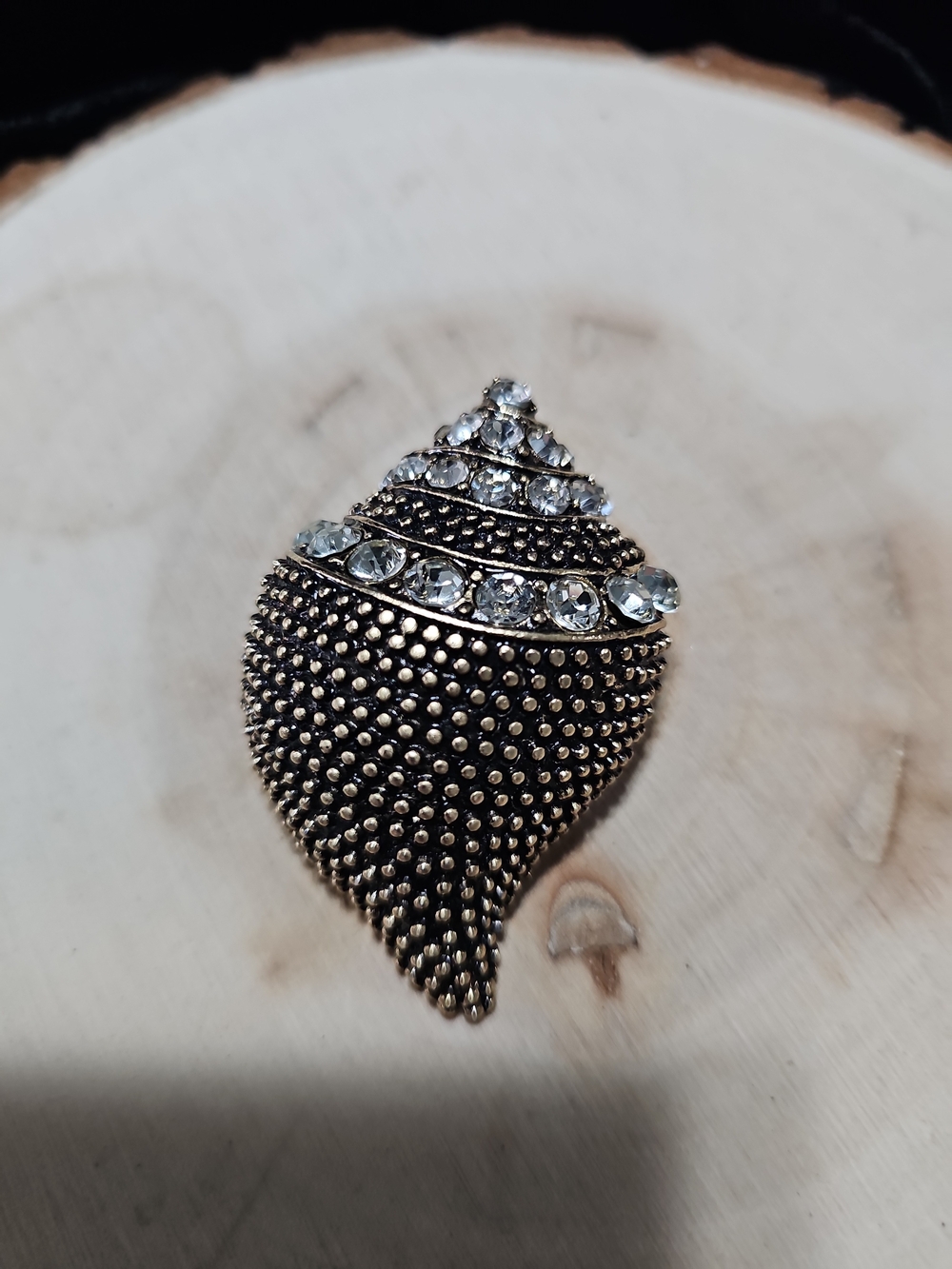 Vintage-Inspired Gold Tone Crystal Shell Brooch - Gold